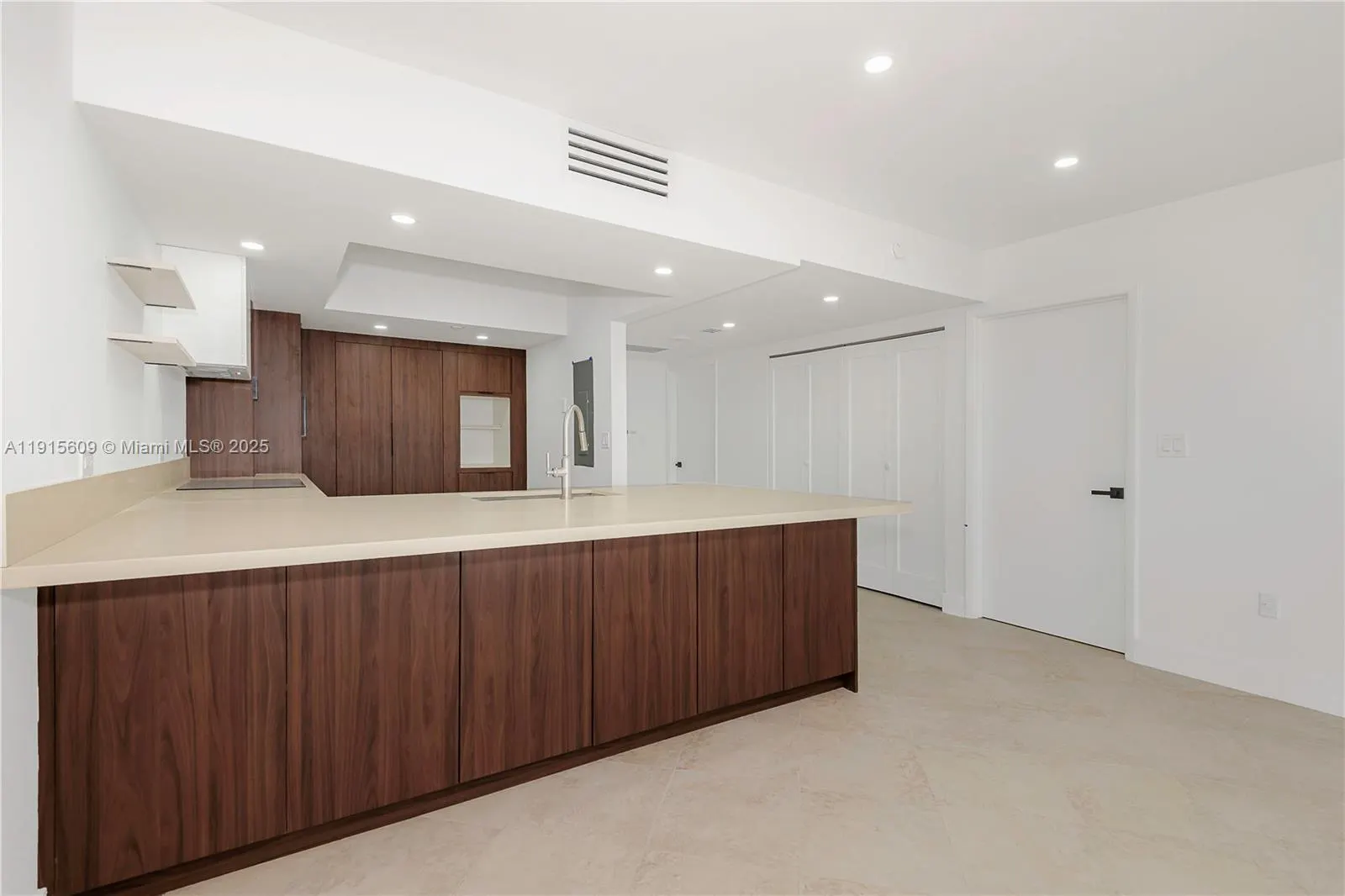 8855 Collins Ave #6E