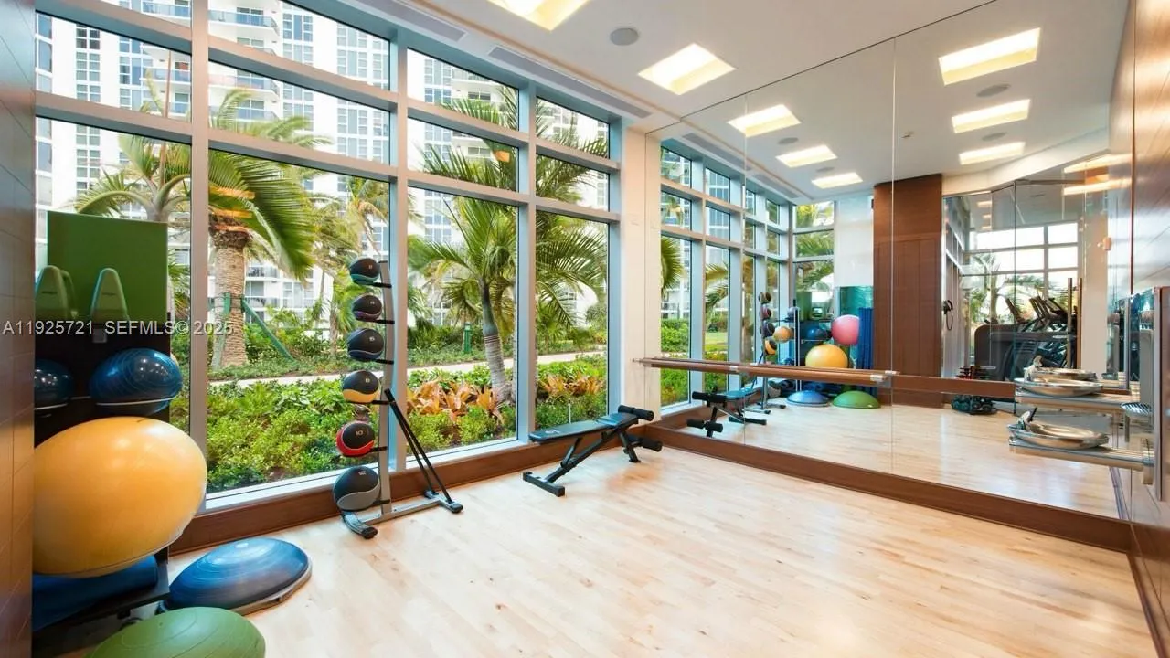 10295 Collins Ave #1203