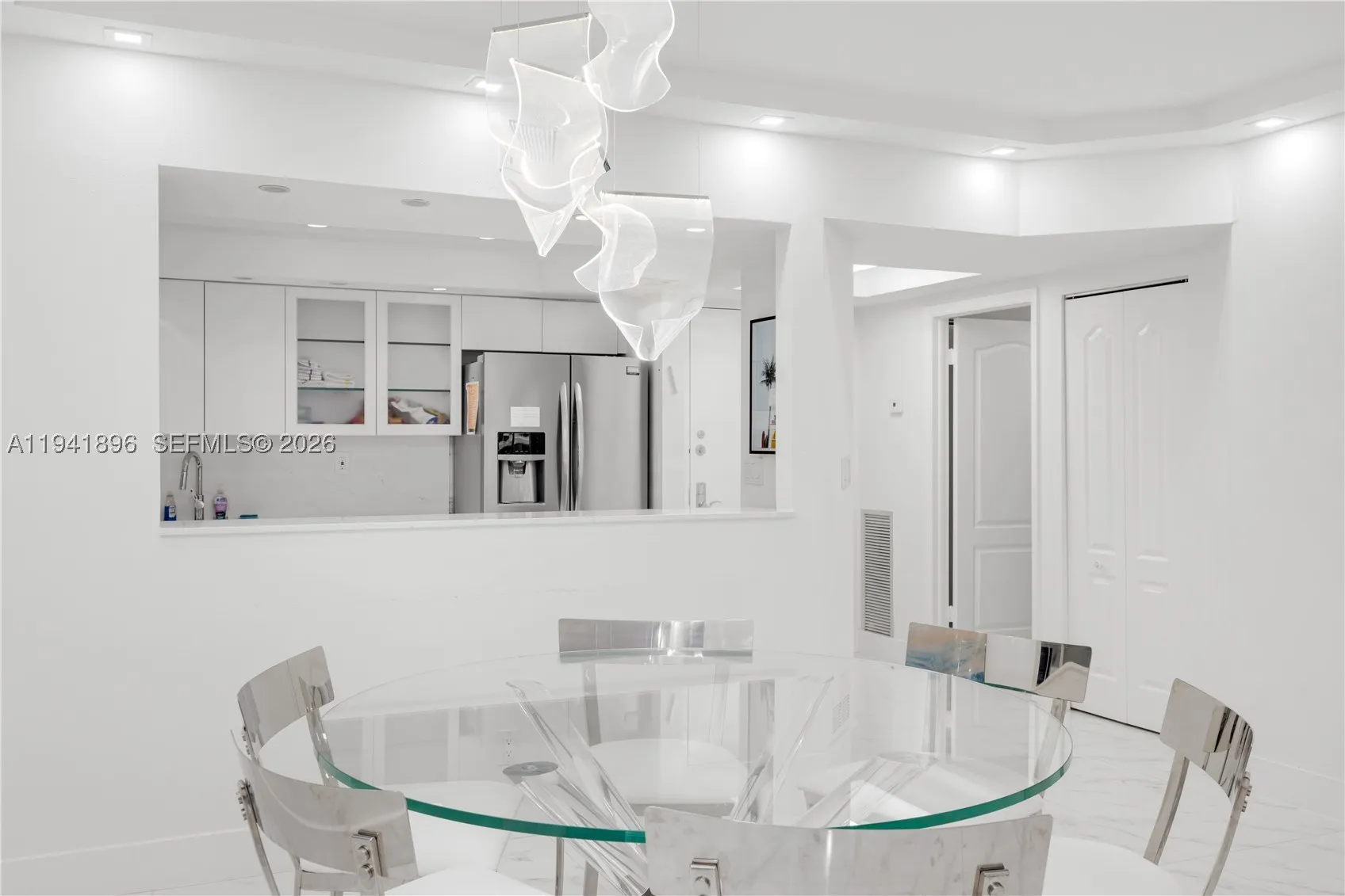 9455 Collins Ave #806