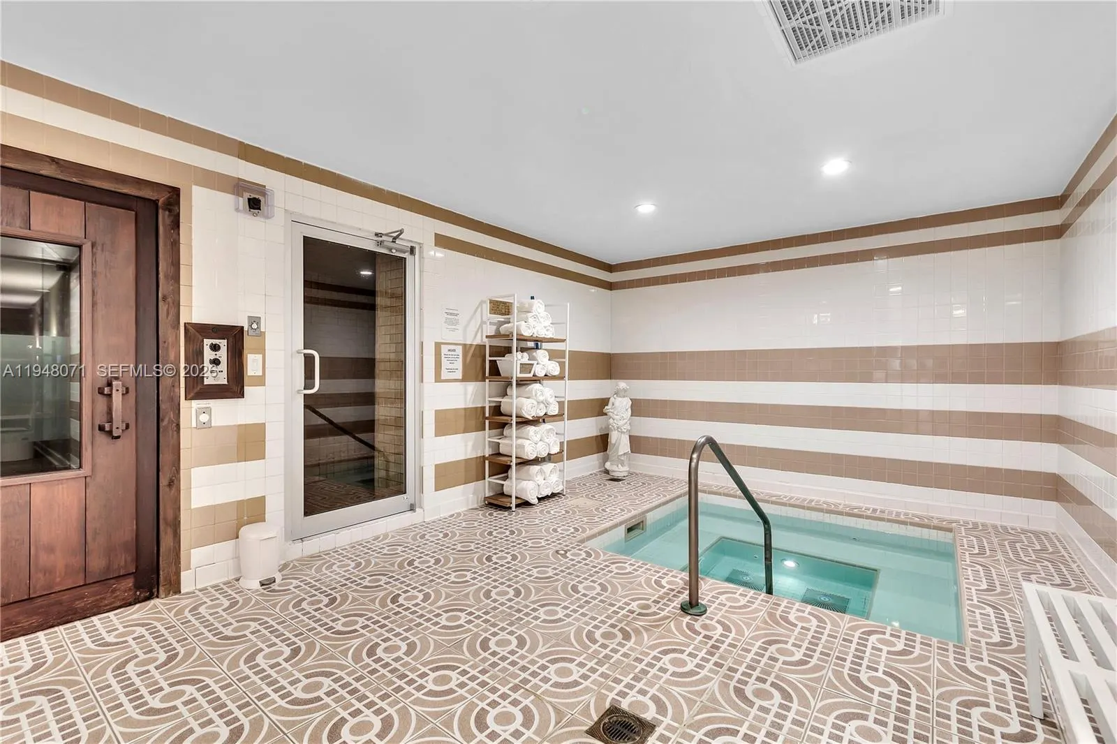 10101 Collins Ave #11D +Cabana