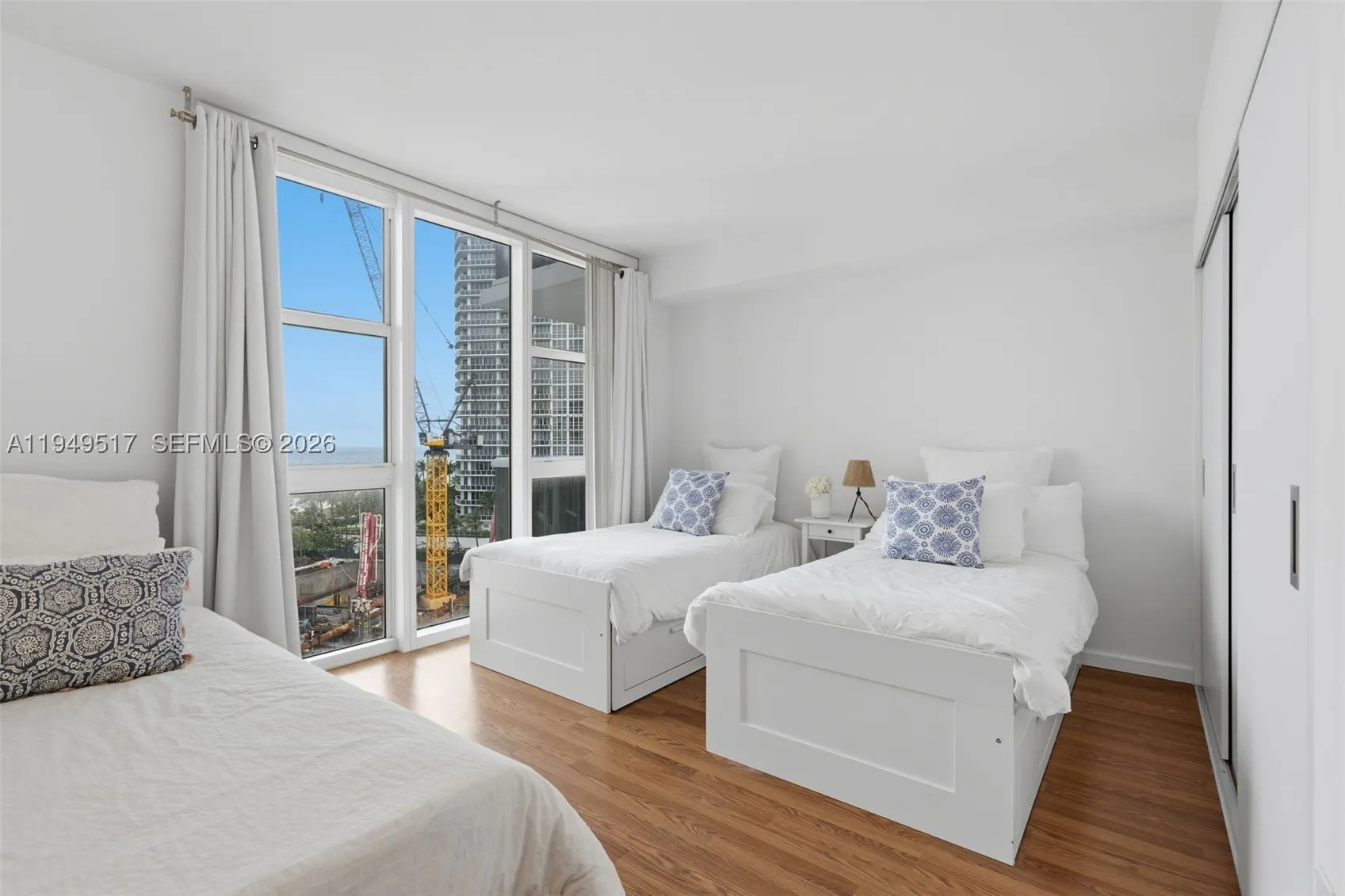 10275 Collins Ave #718