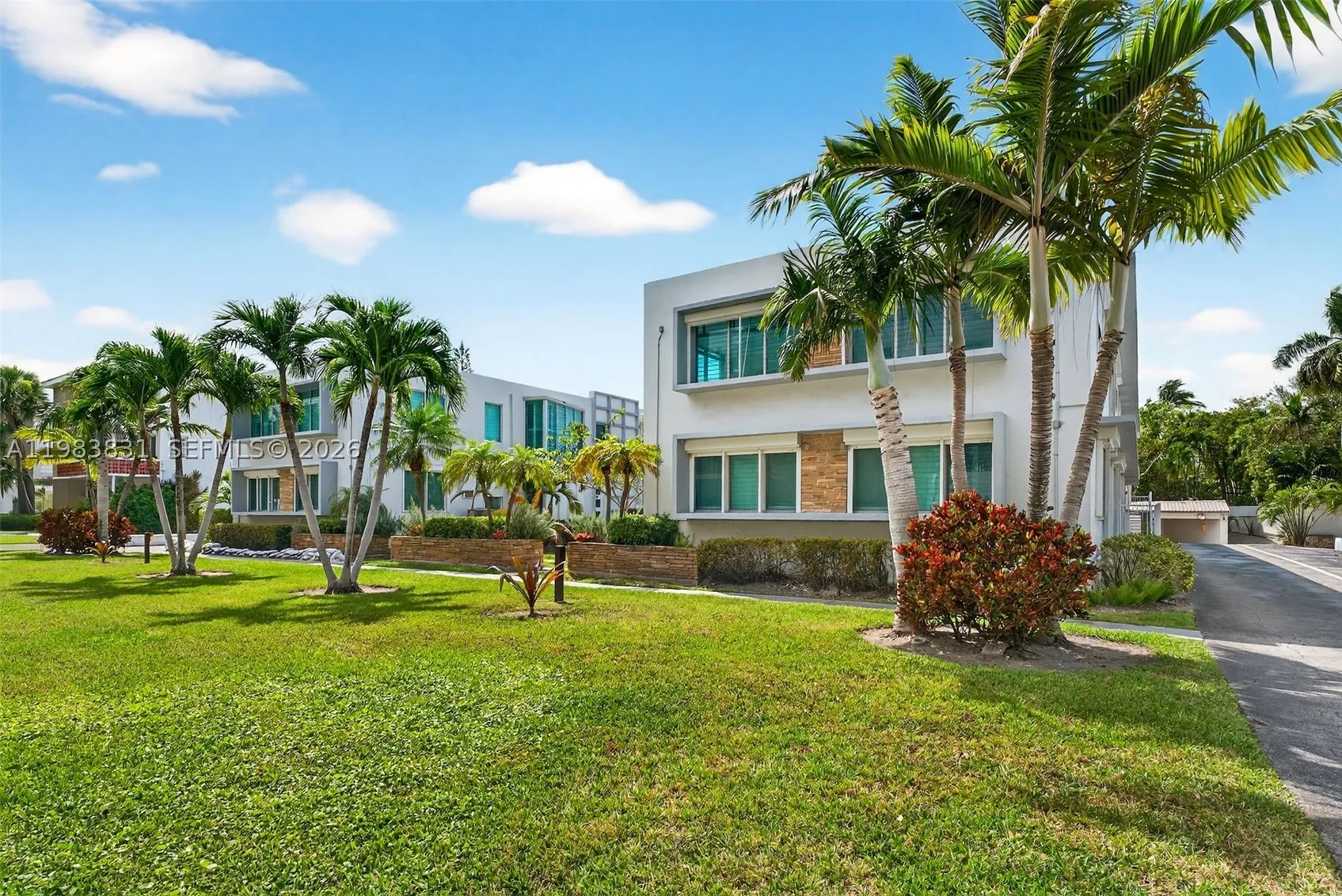 10178 Collins Ave #208