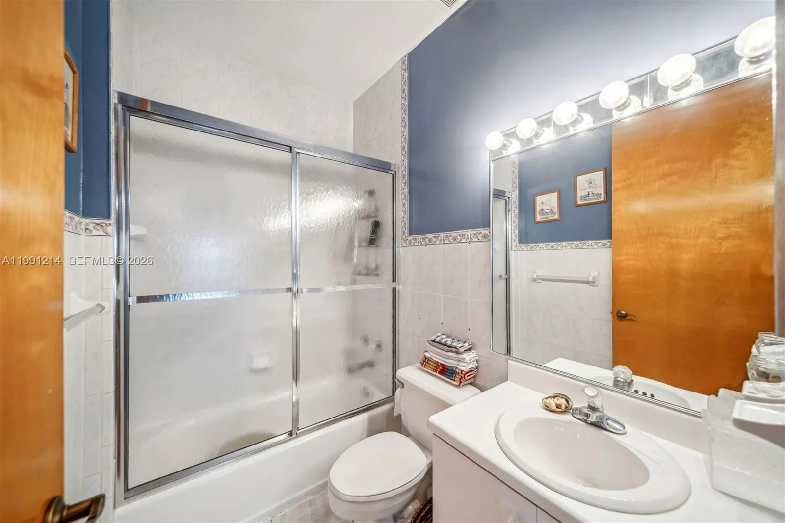 9008 Collins Ave #402