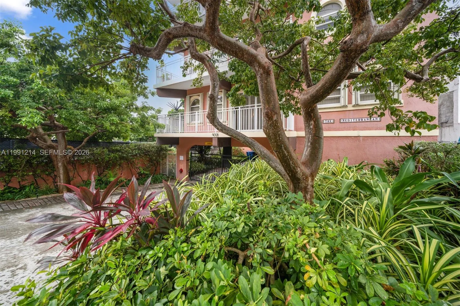 9008 Collins Ave #402