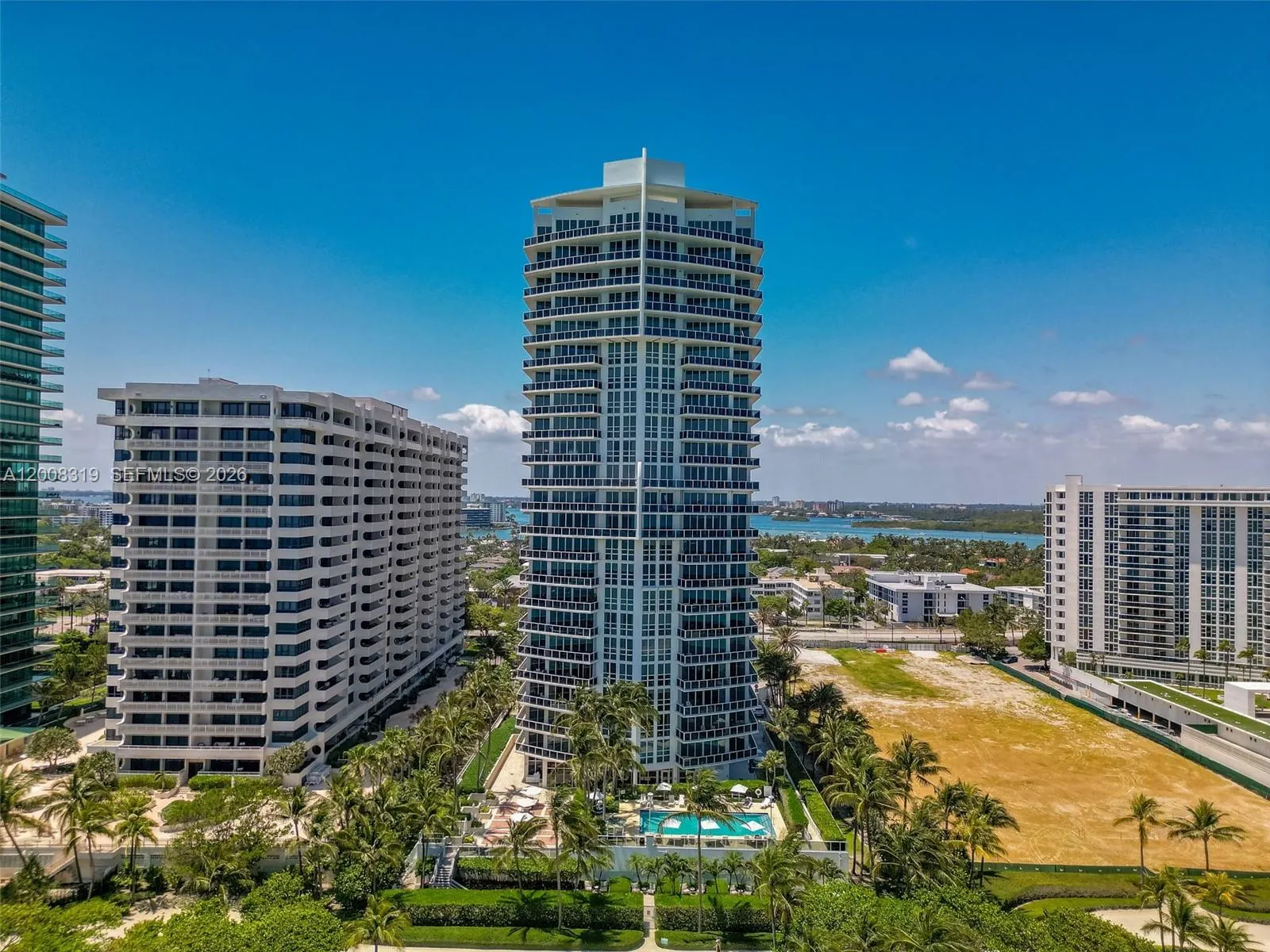 10225 Collins Ave #2004
