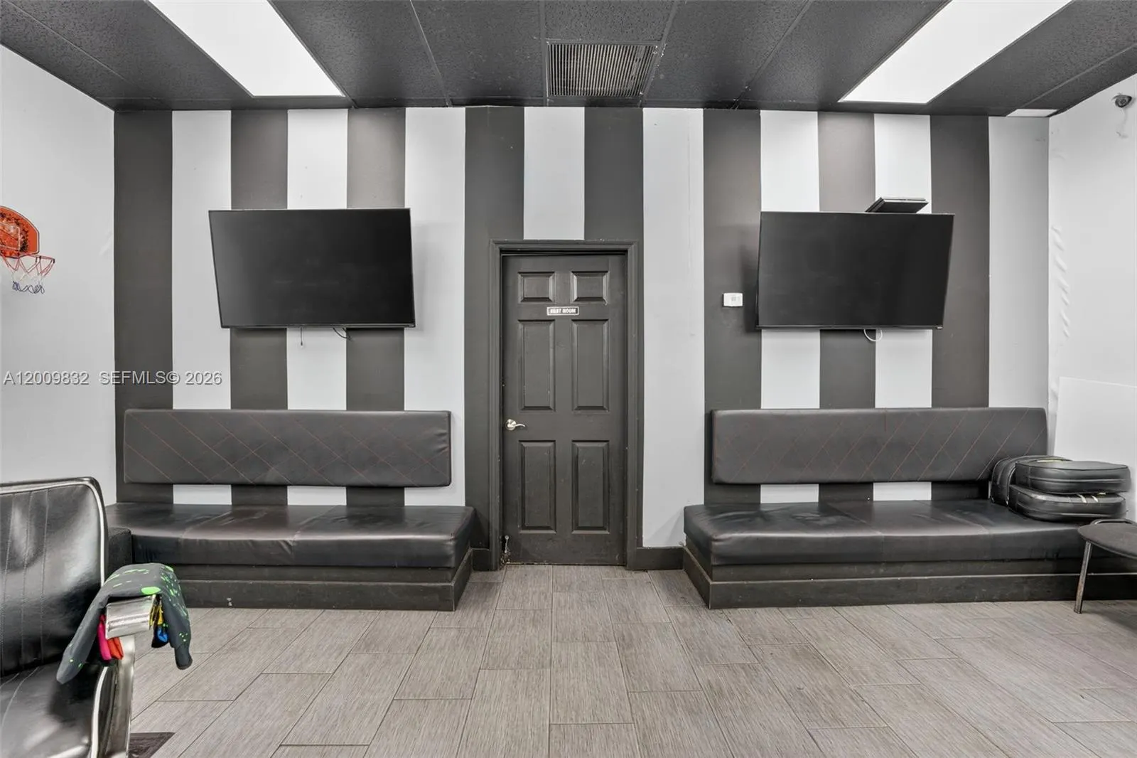Established Barbershop for Sale – Prime Kendall Location