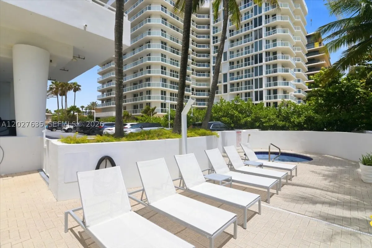 8911 Collins Ave #601