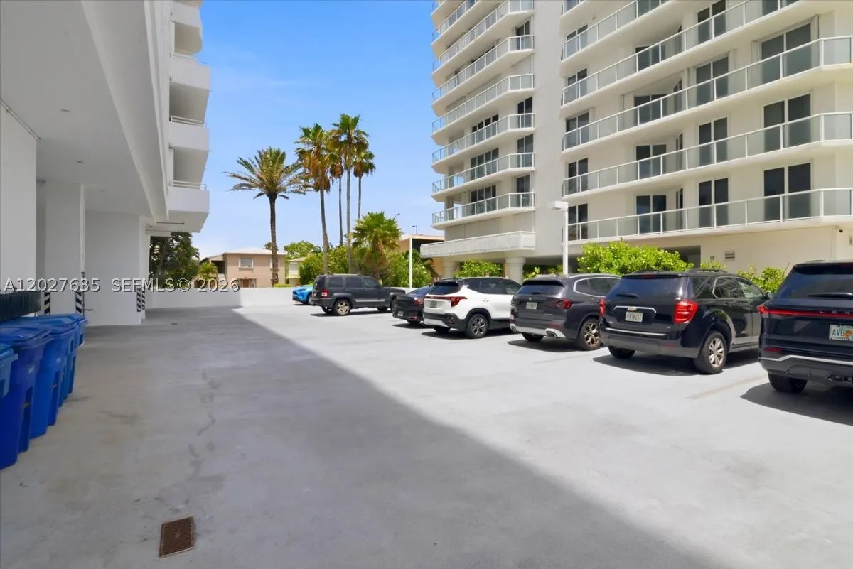 8911 Collins Ave #601