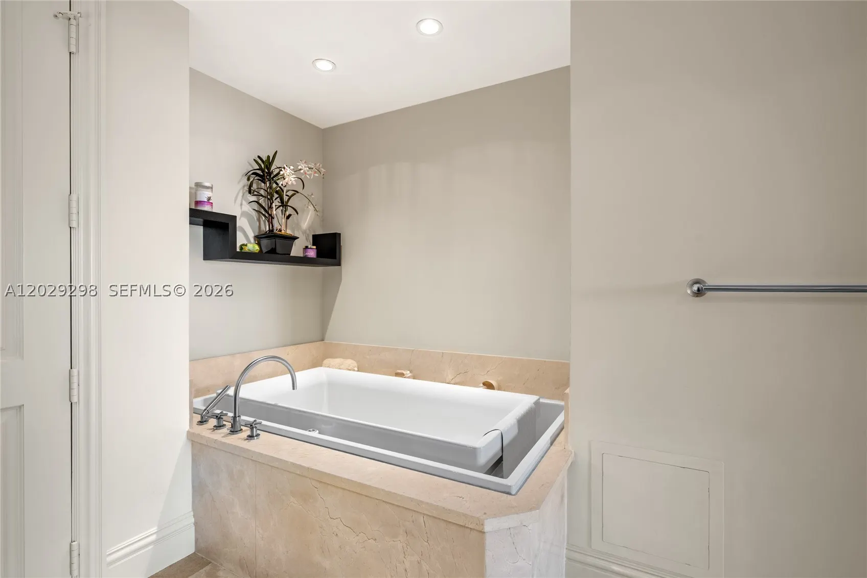 10295 Collins Ave #1606