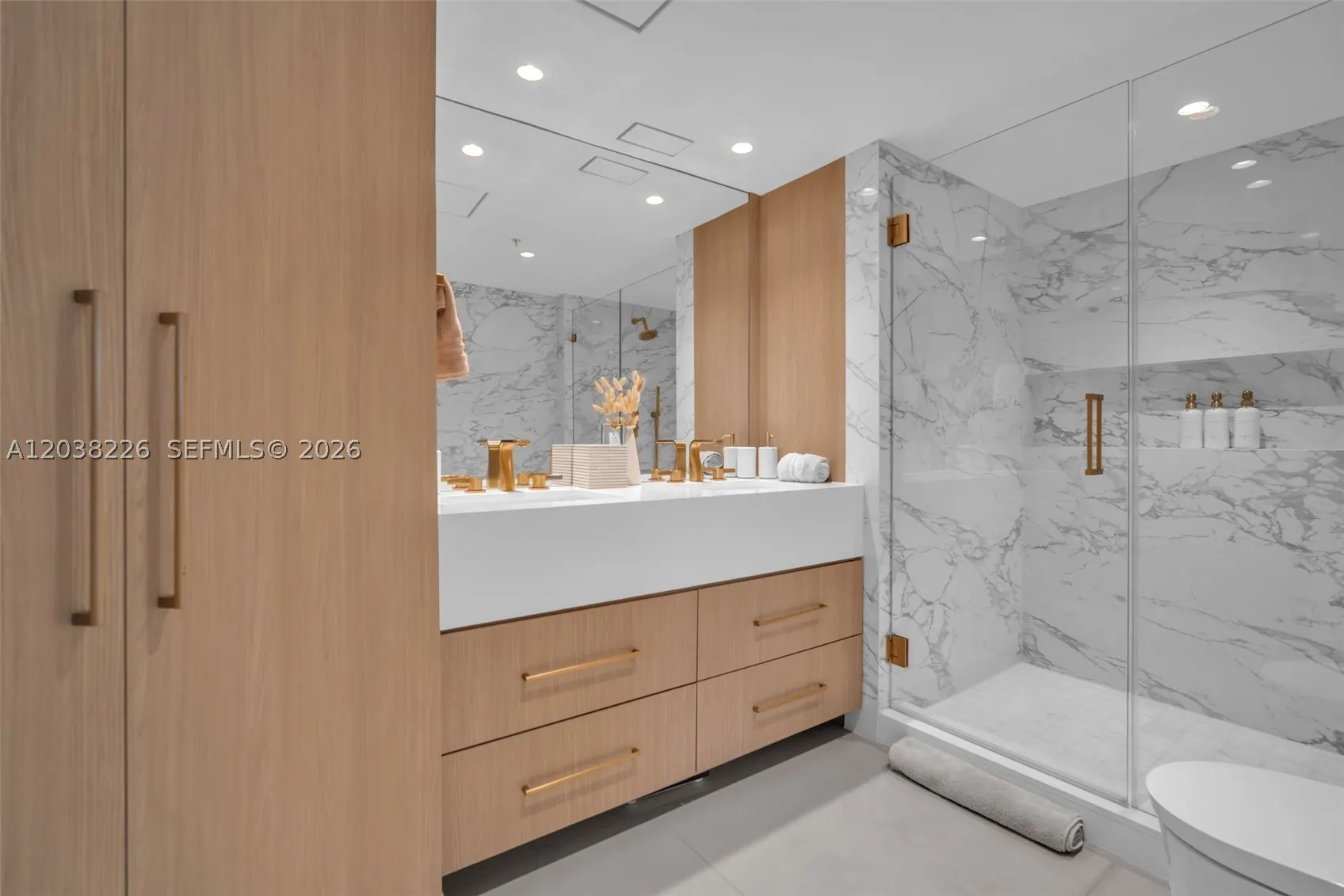 9201 Collins Ave (Remodel & Furniture) #422