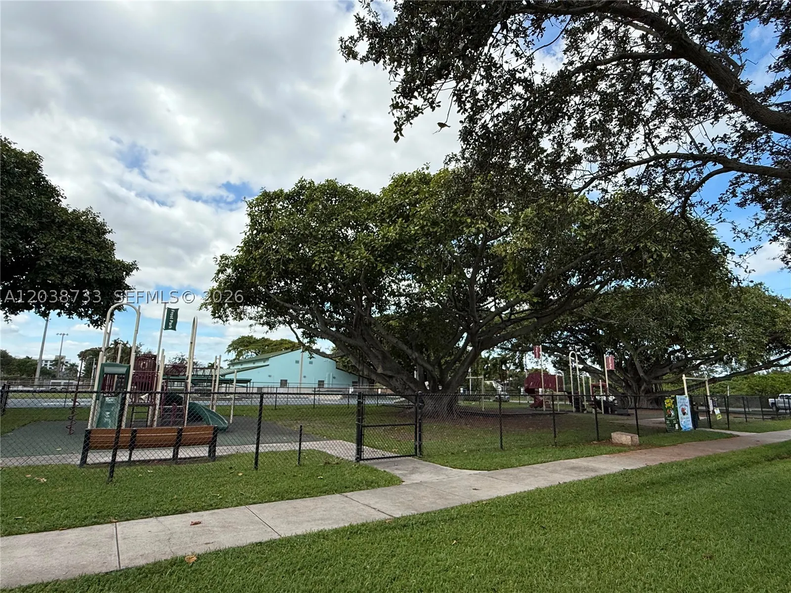 610 NE 2nd St #305
