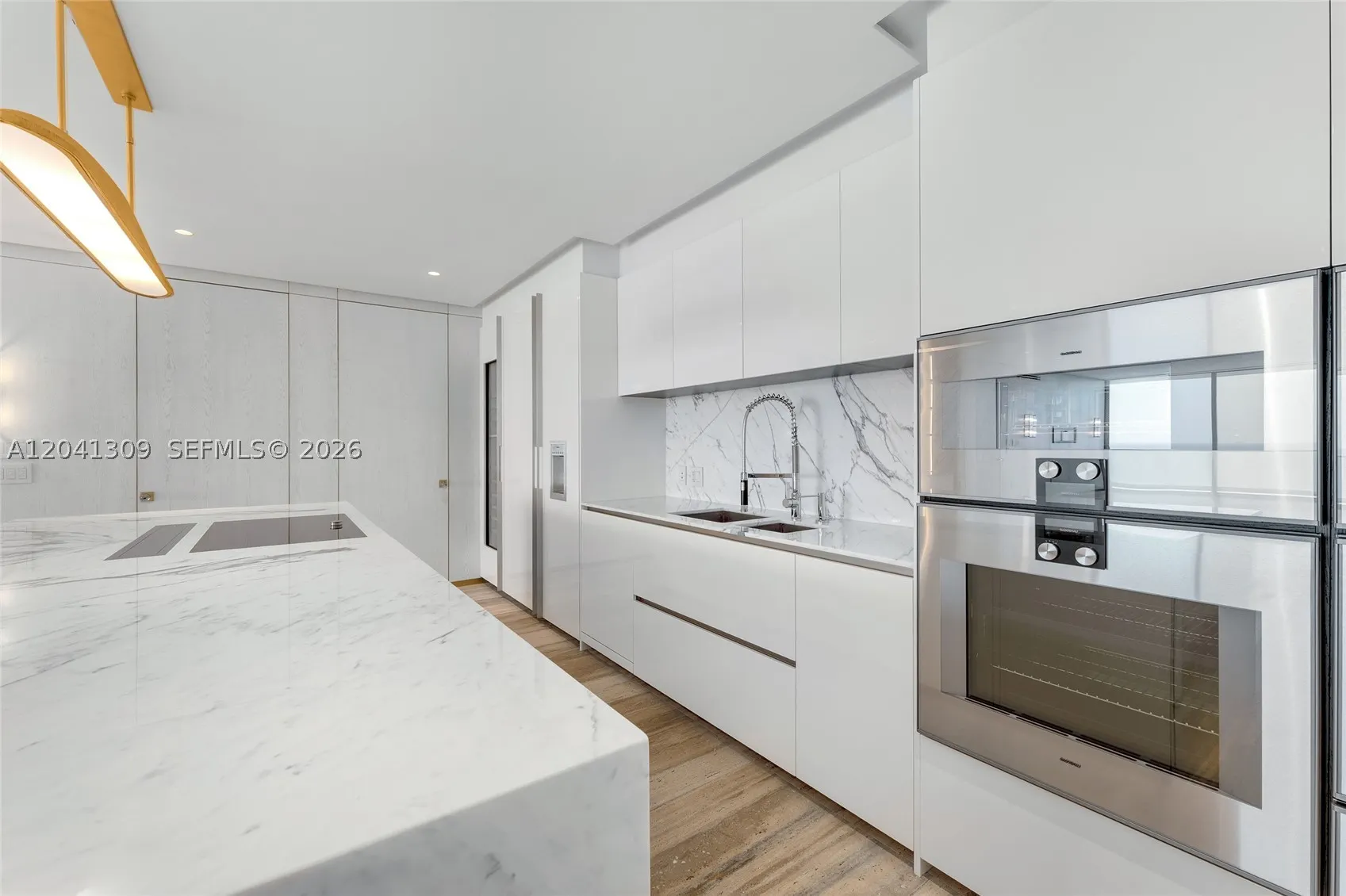 10201 Collins Ave #906