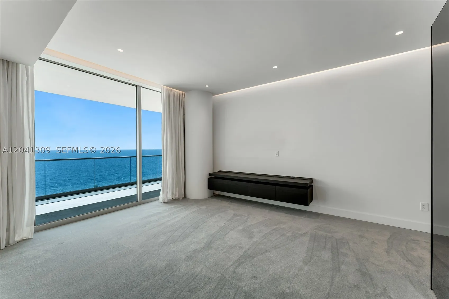 10201 Collins Ave #906