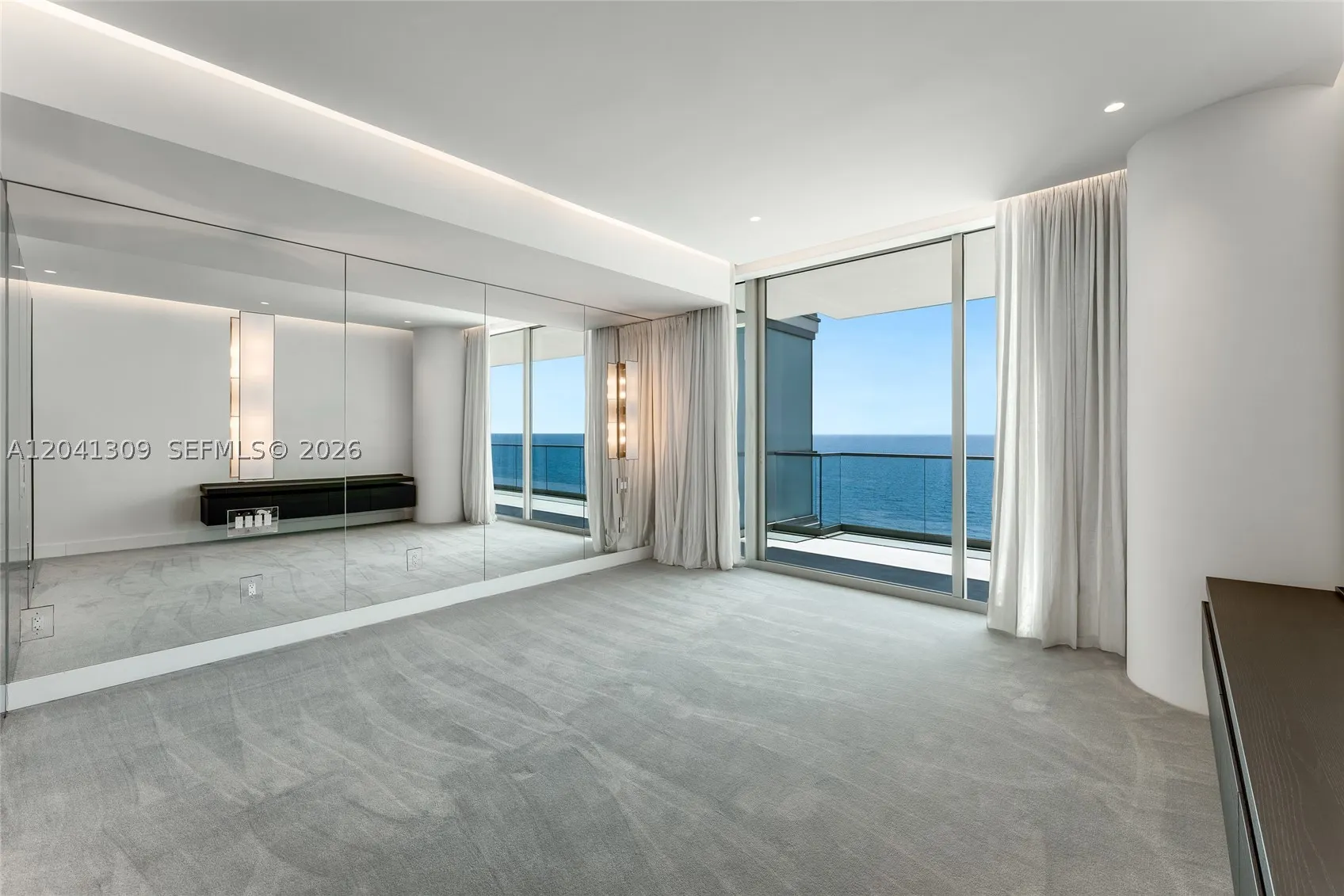 10201 Collins Ave #906