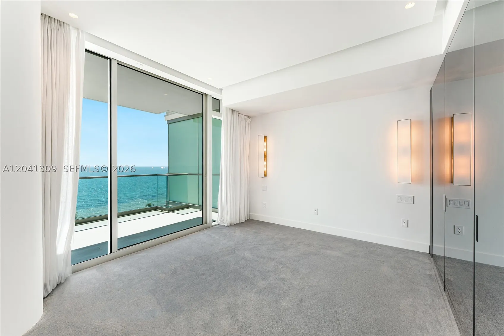 10201 Collins Ave #906
