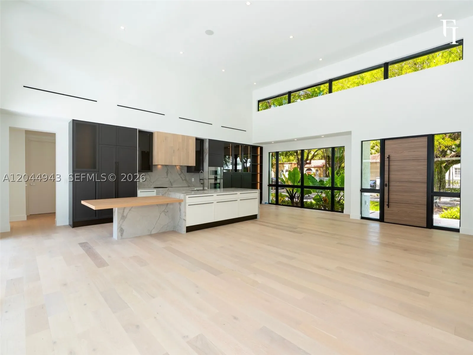 1111 Alberca St