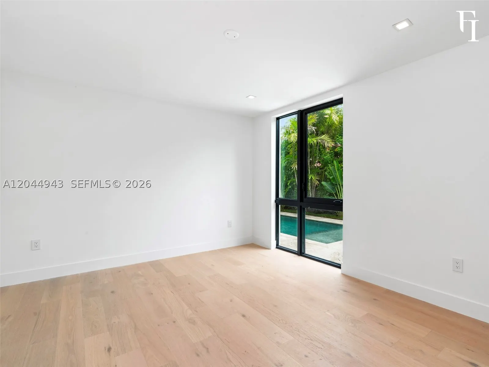 1111 Alberca St
