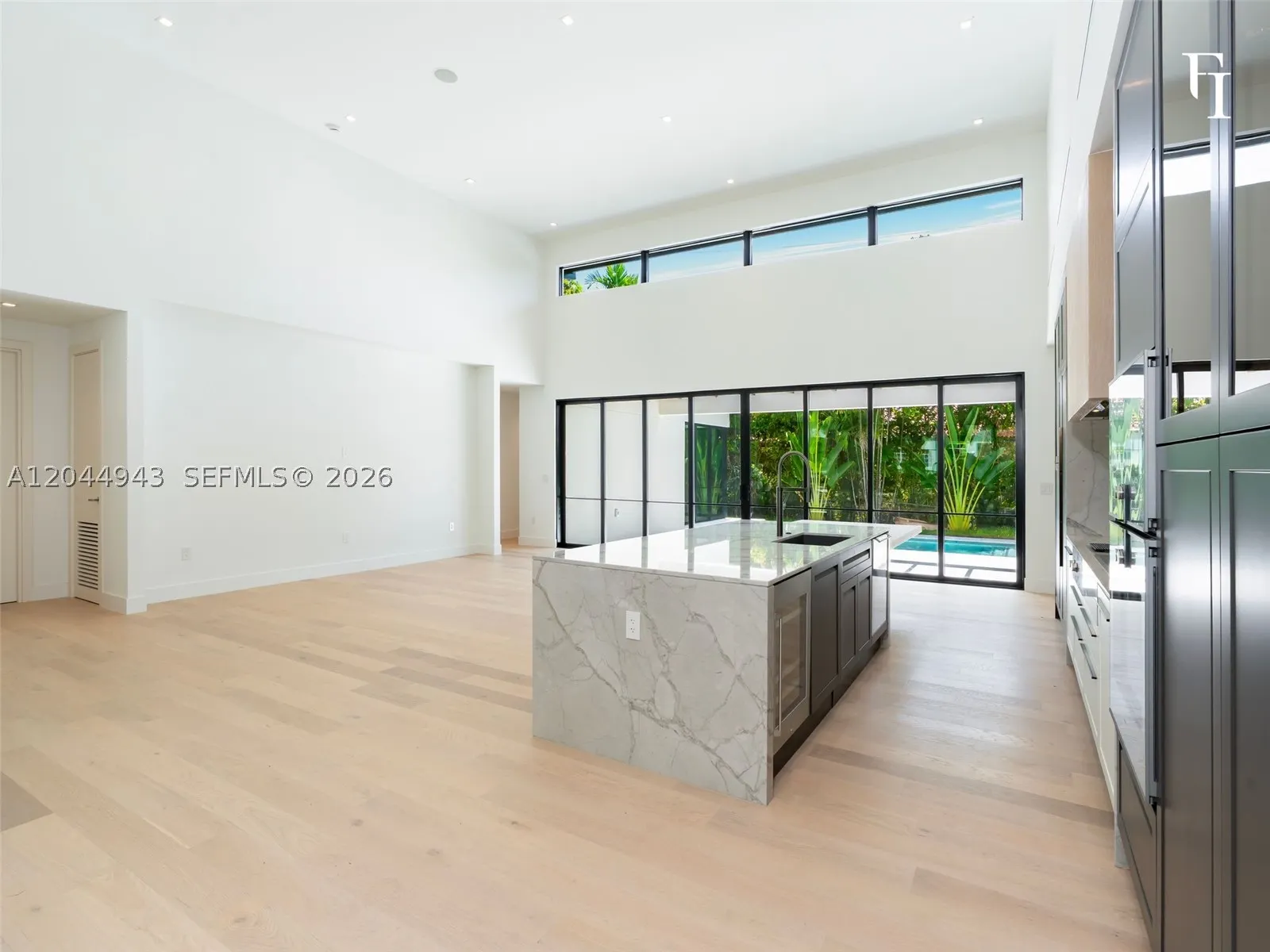 1111 Alberca St