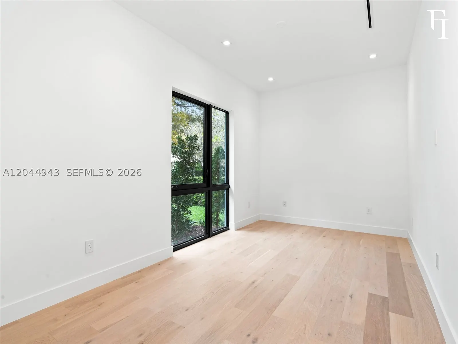 1111 Alberca St