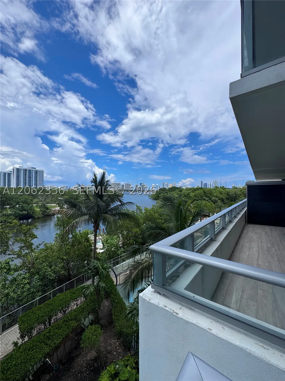 16385 Biscayne Blvd #305
