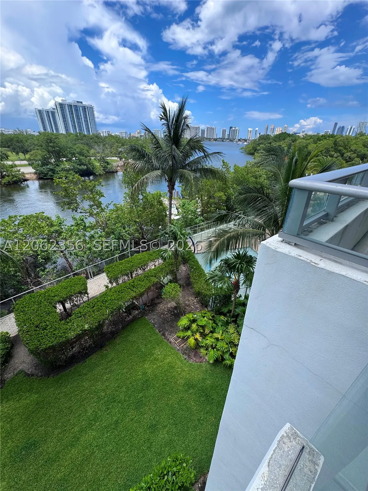 16385 Biscayne Blvd #305
