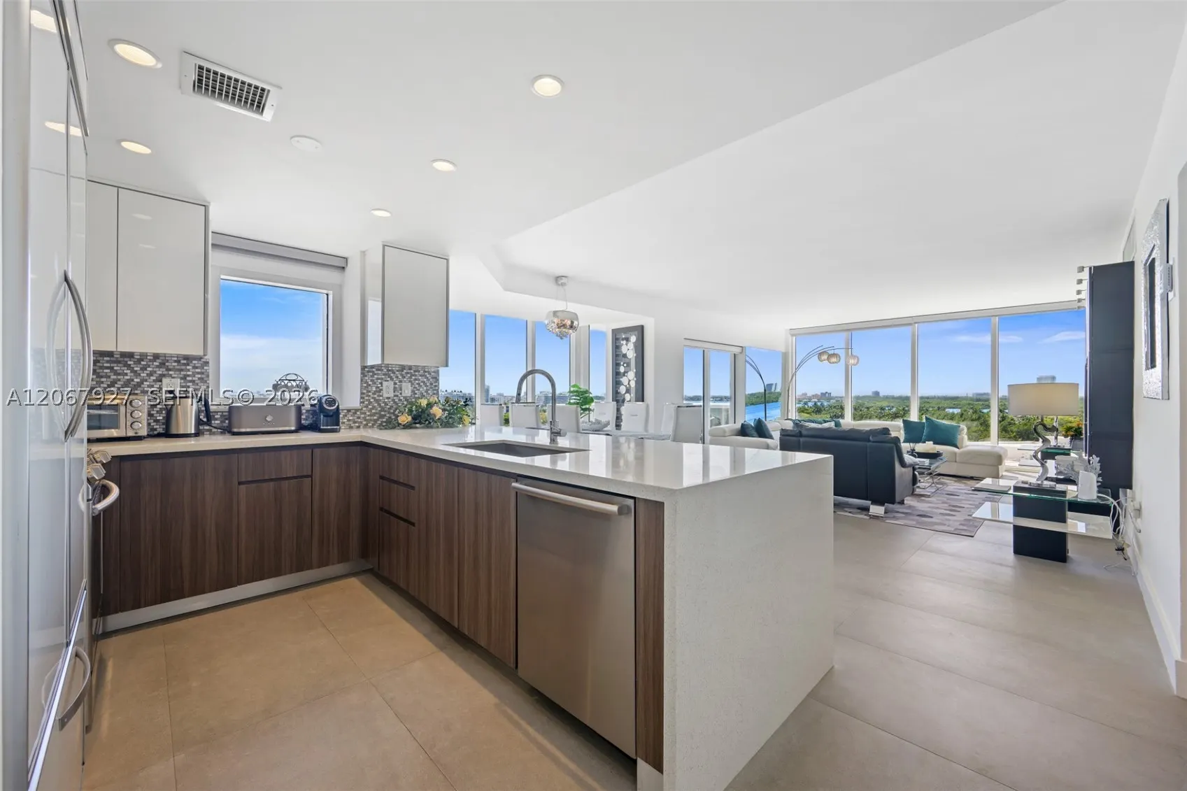 10275 Collins Ave #722