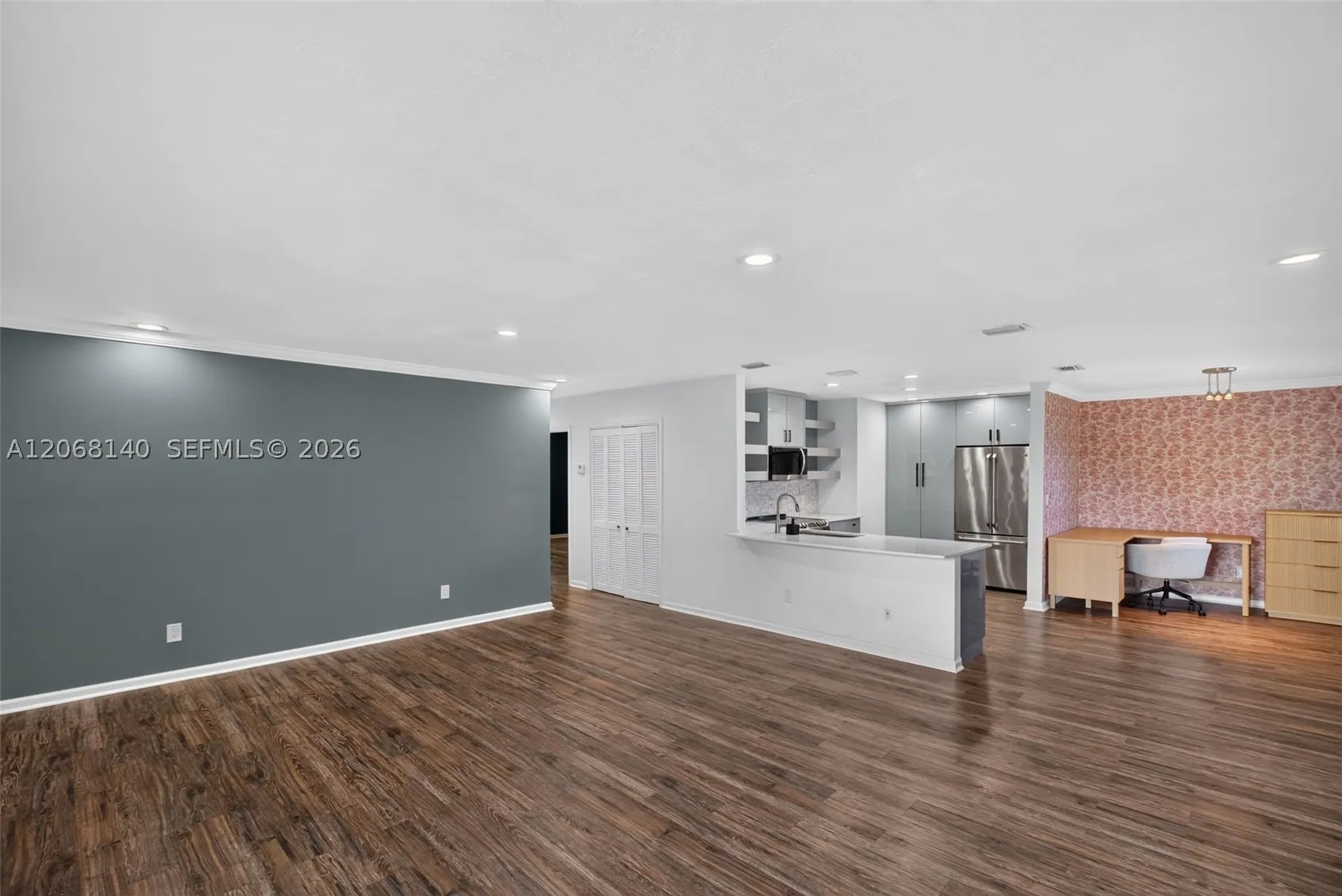 6815 Edgewater Dr #301