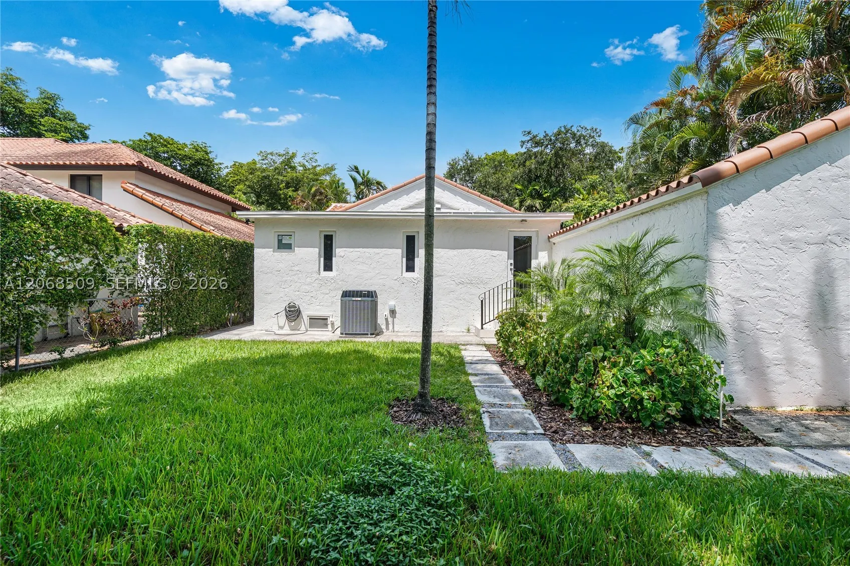 829 Genoa St