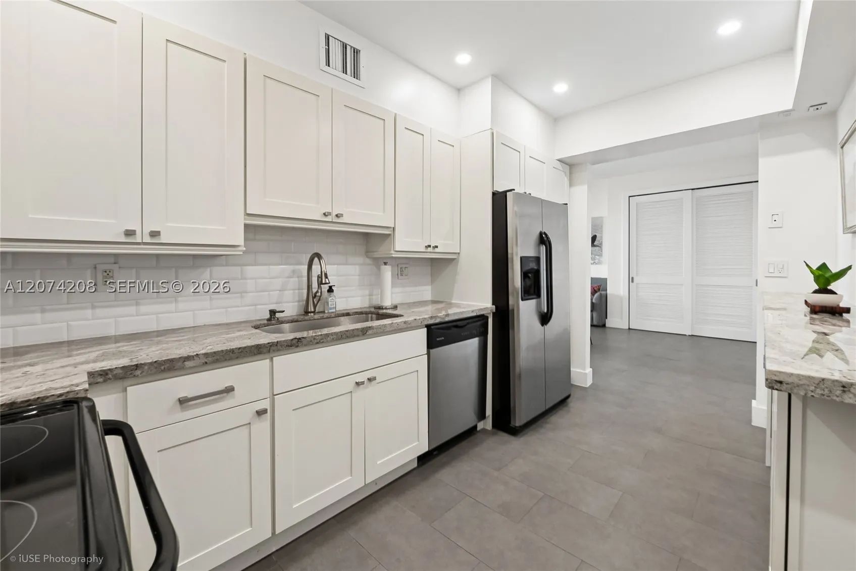 90 Edgewater Dr #PH11
