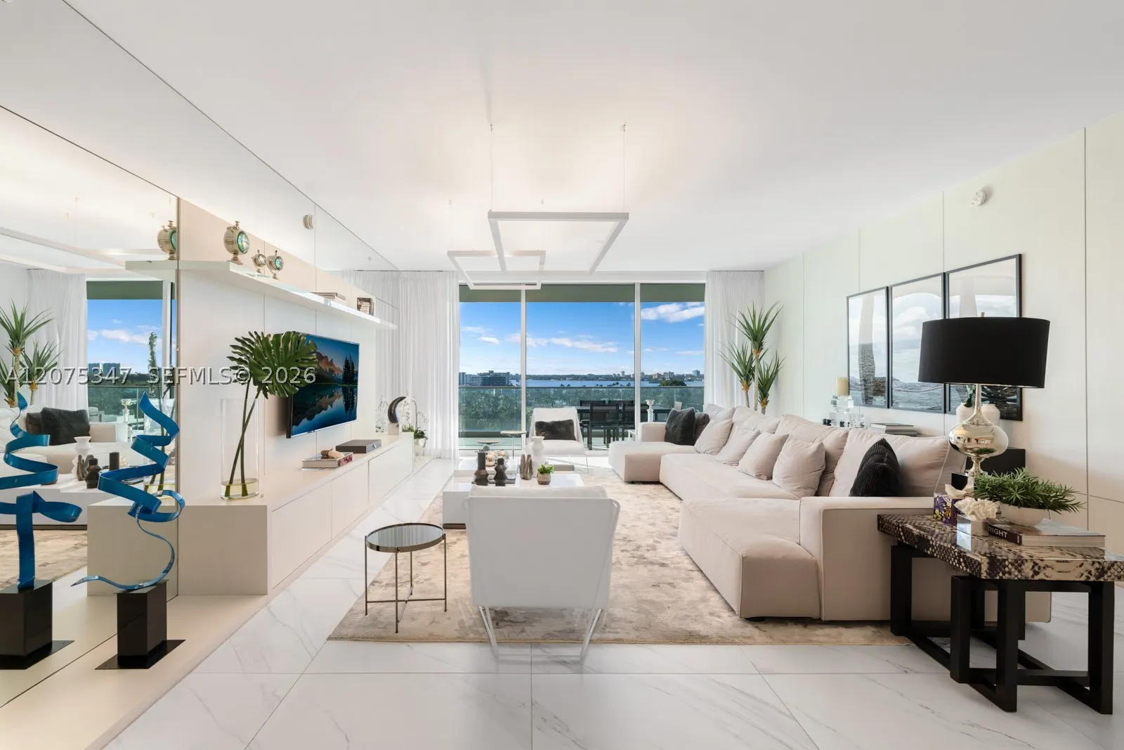 10201 Collins Ave #907