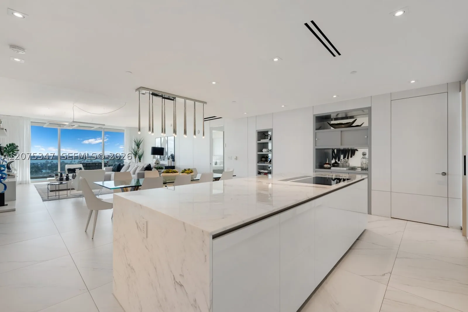 10201 Collins Ave #907