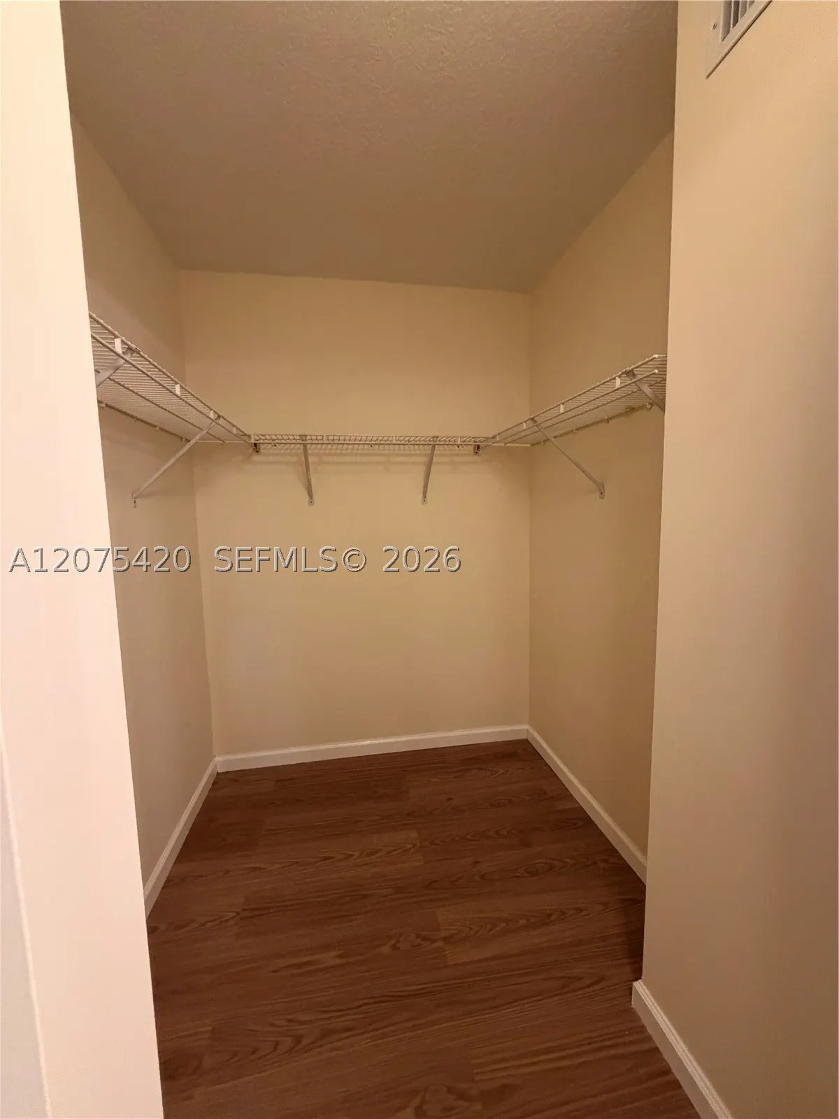 619 E Sheridan St #105