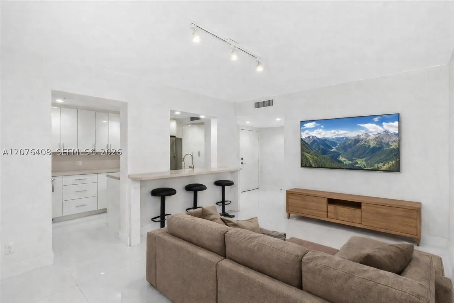 90 Edgewater Dr #104