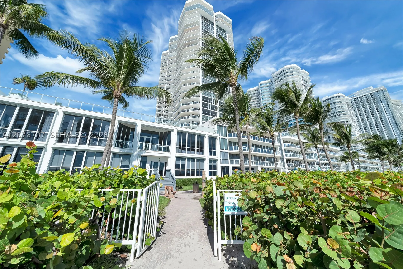 16425 Collins Ave #712
