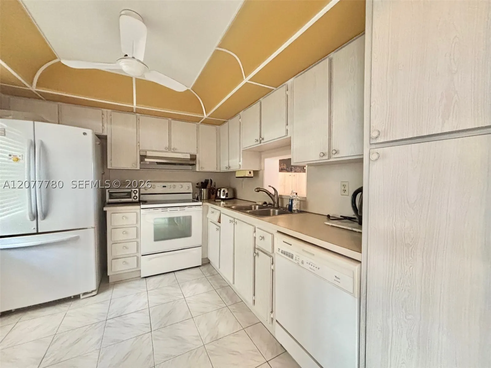 141 SE 3rd Ave #402