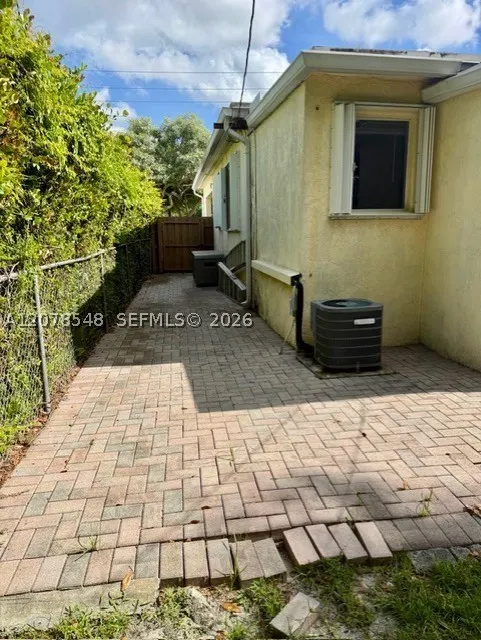 270 NE 169th St
