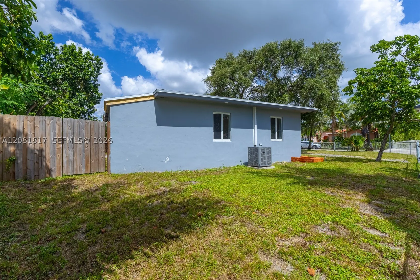 950 NE 164th St