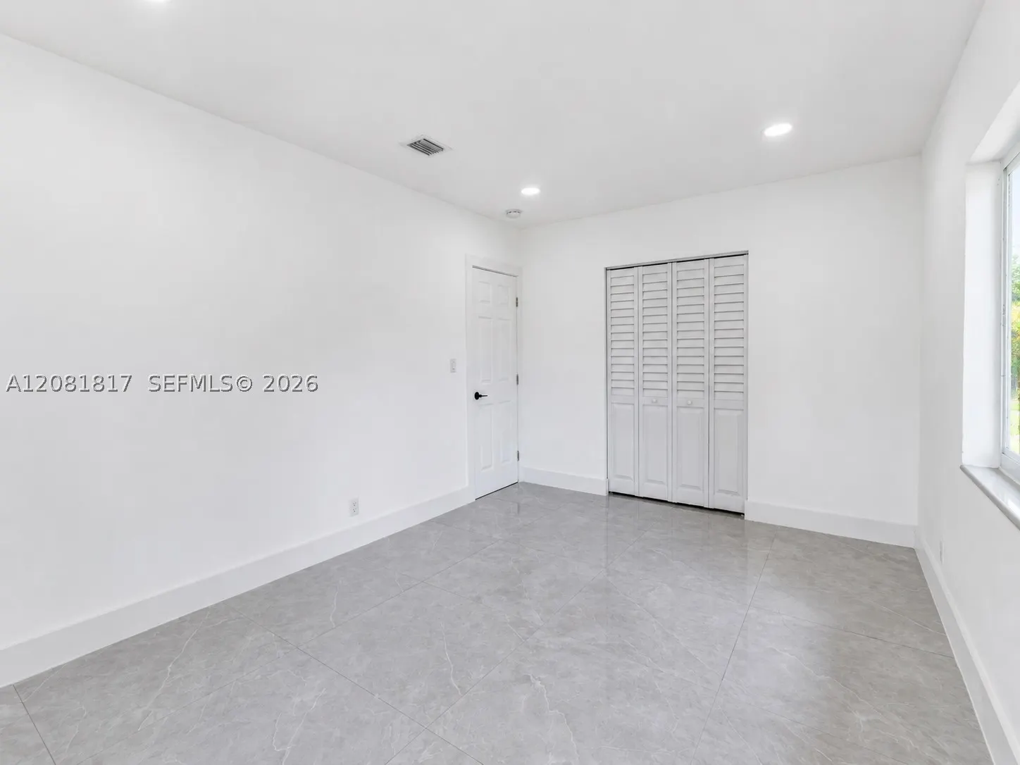 950 NE 164th St