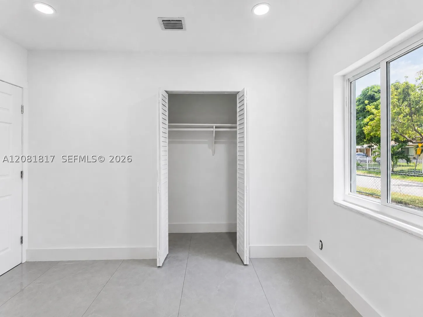 950 NE 164th St