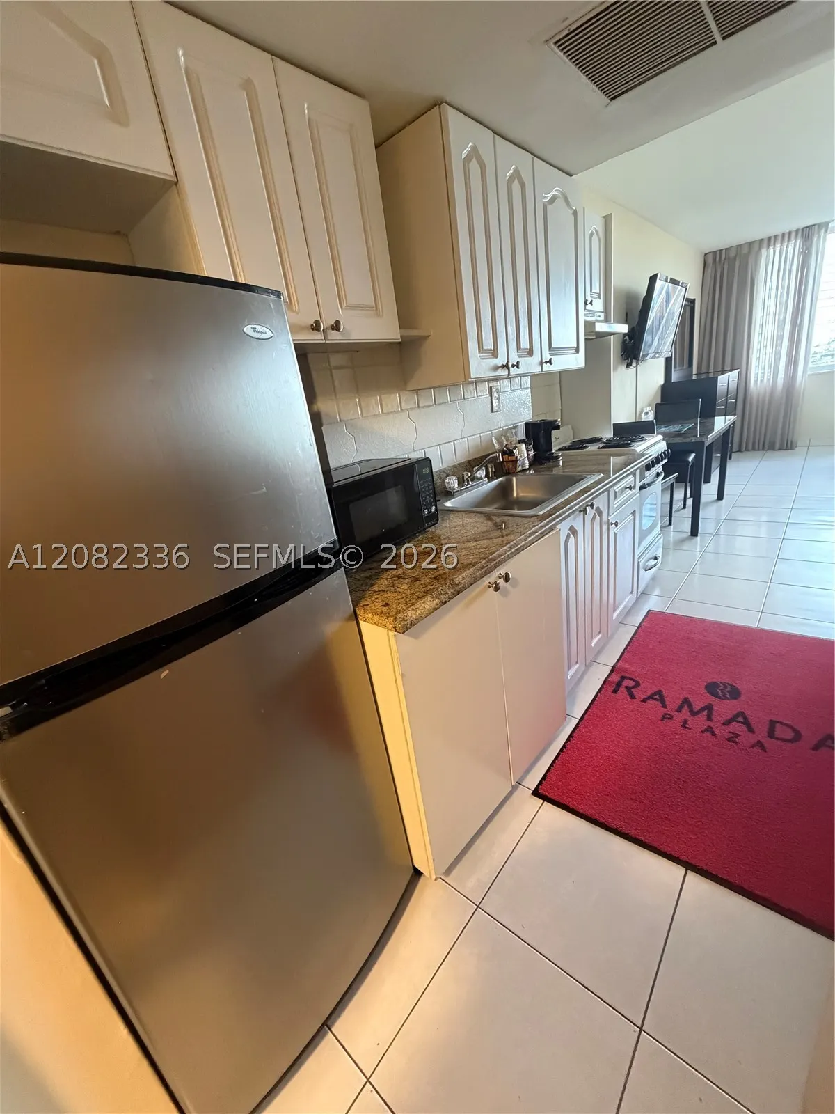 19201 Collins Ave #943