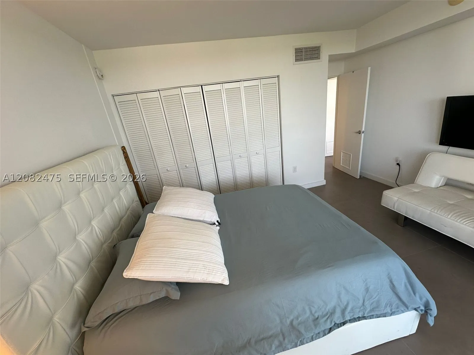 10275 Collins Ave #523