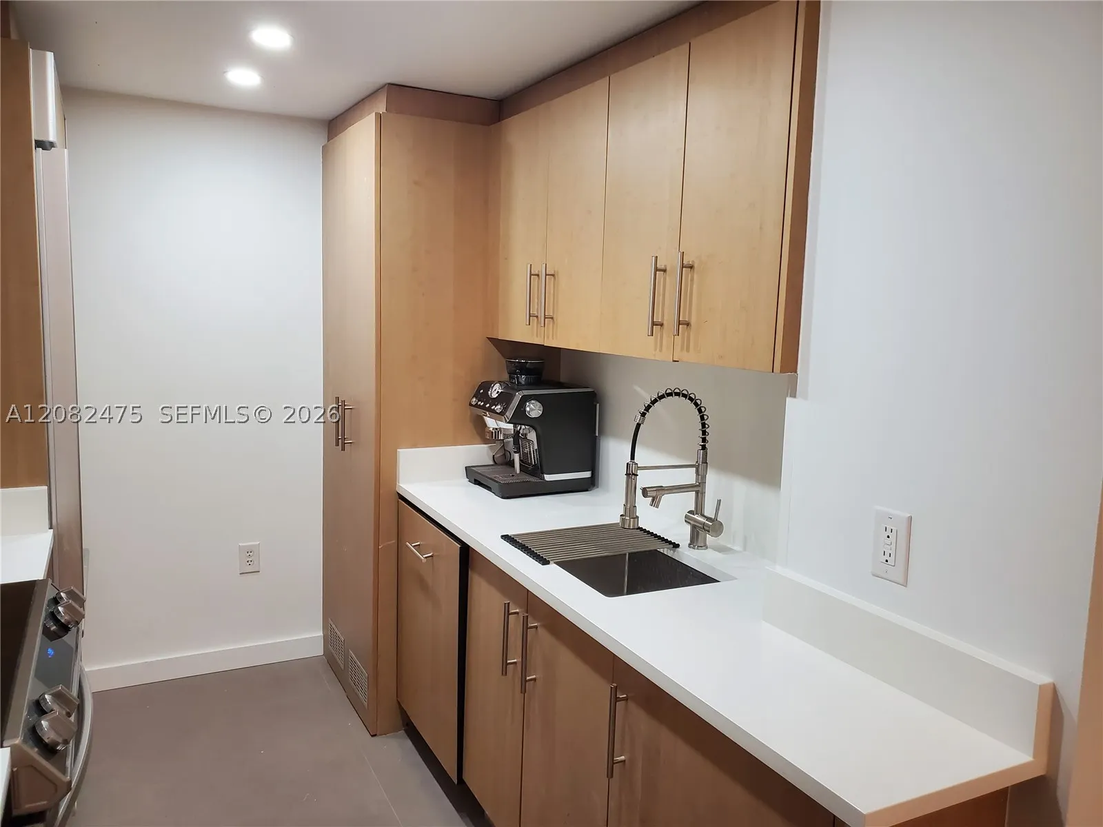 10275 Collins Ave #523