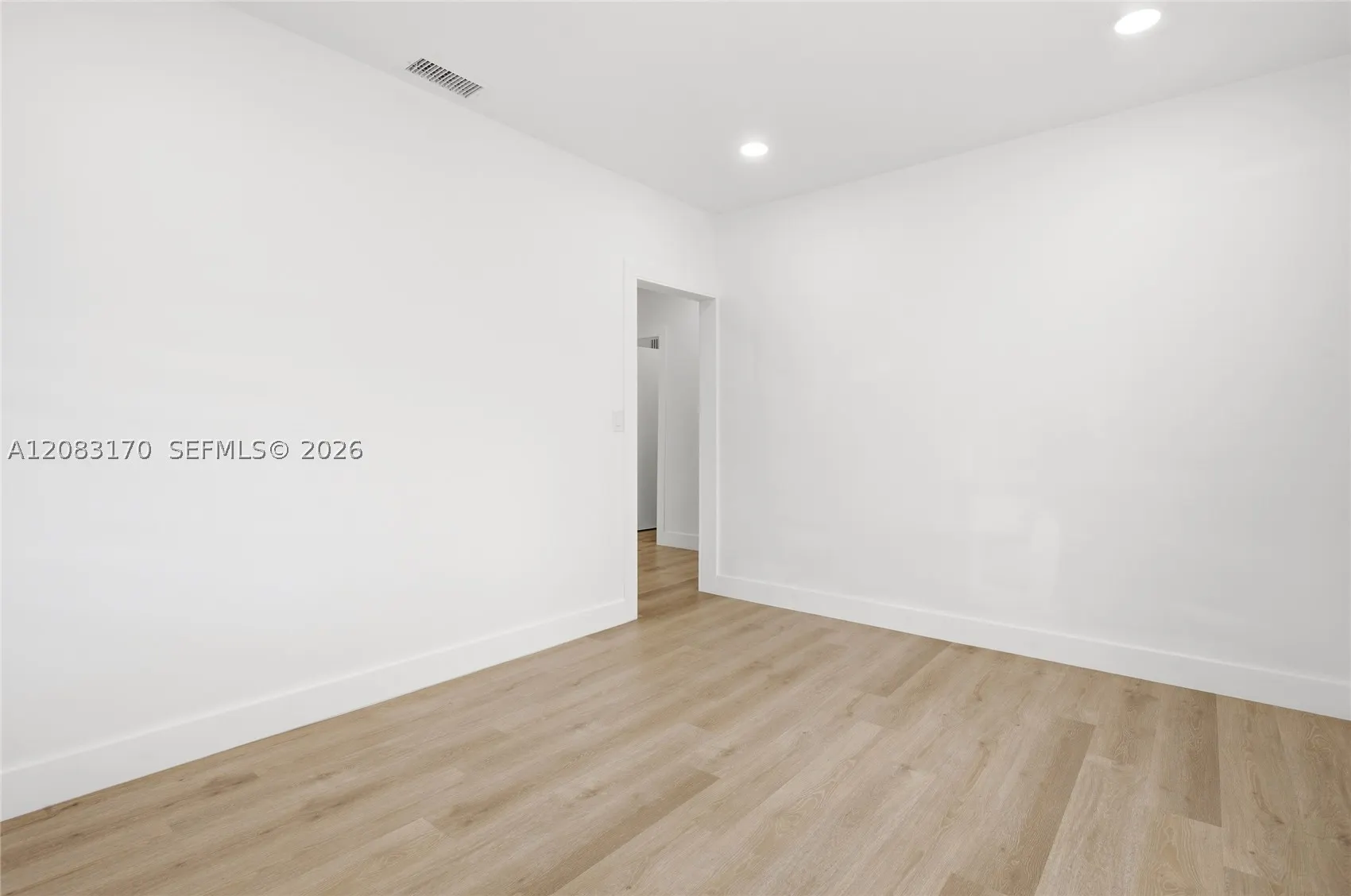 1260 NE 155th St