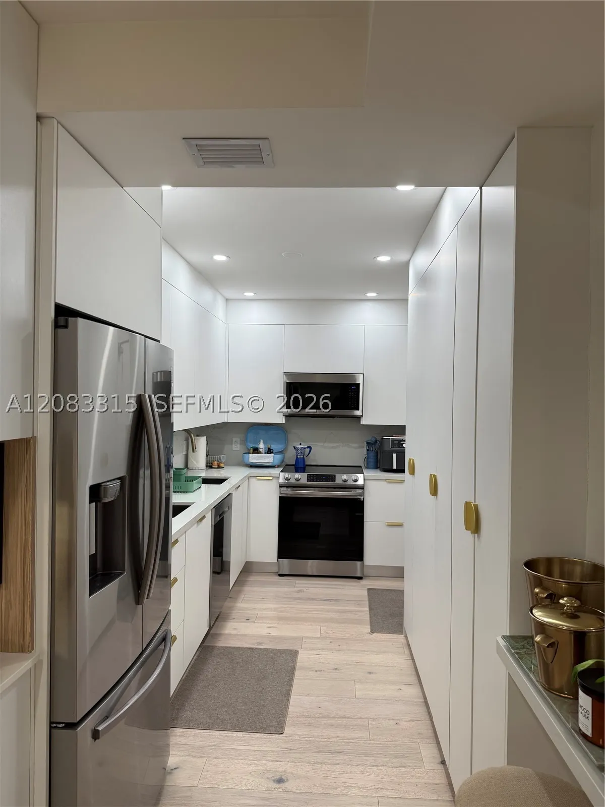 10185 E Collins Ave #822