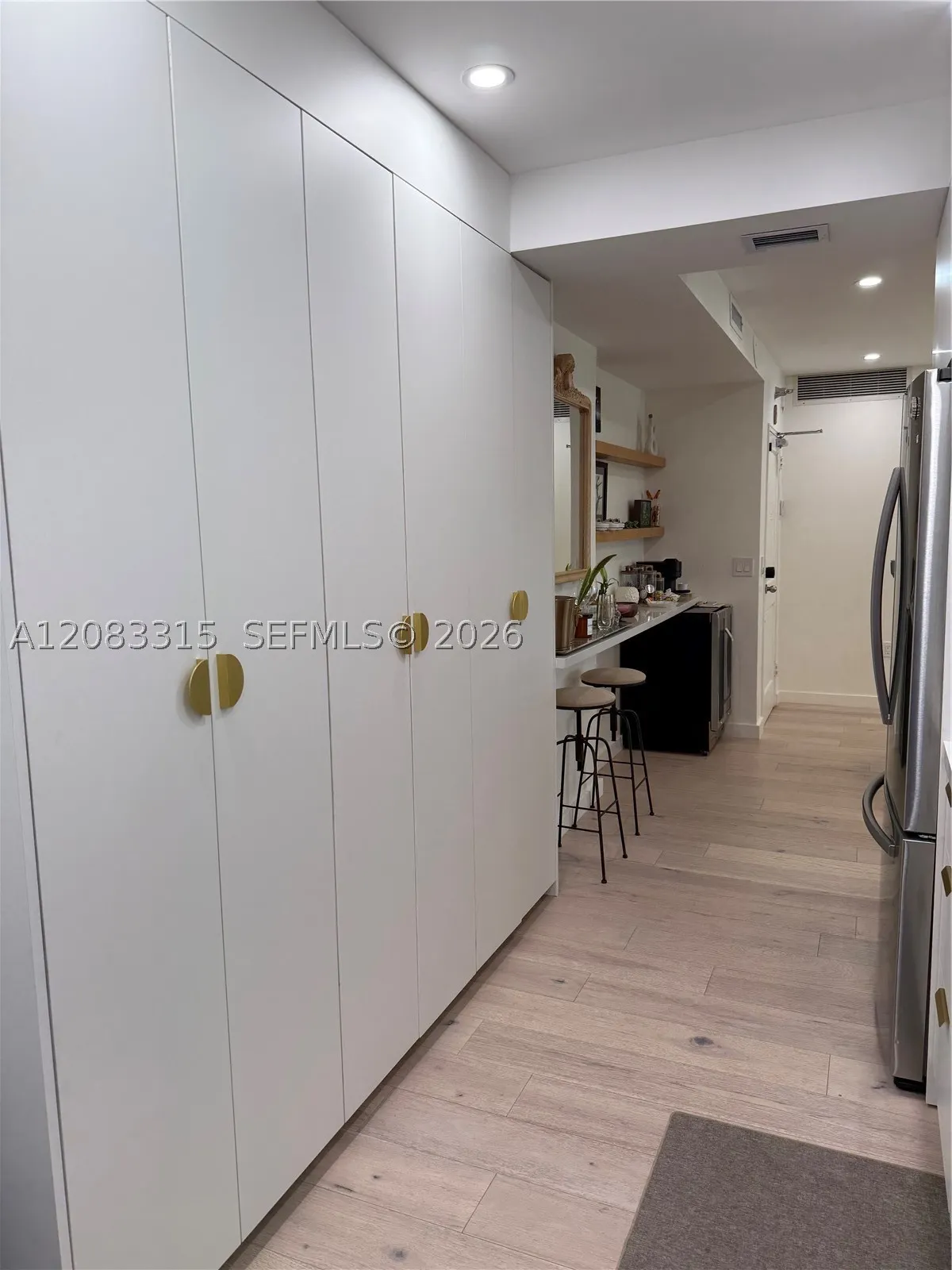 10185 E Collins Ave #822