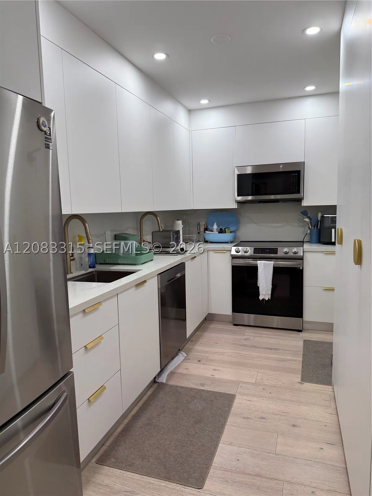 10185 E Collins Ave #822