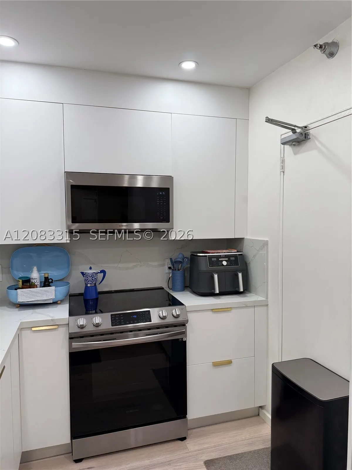 10185 E Collins Ave #822