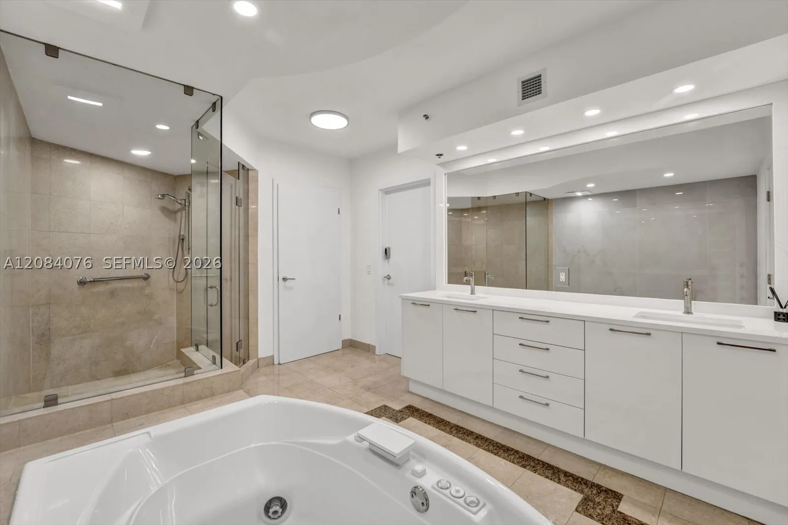 18911 Collins Ave #606