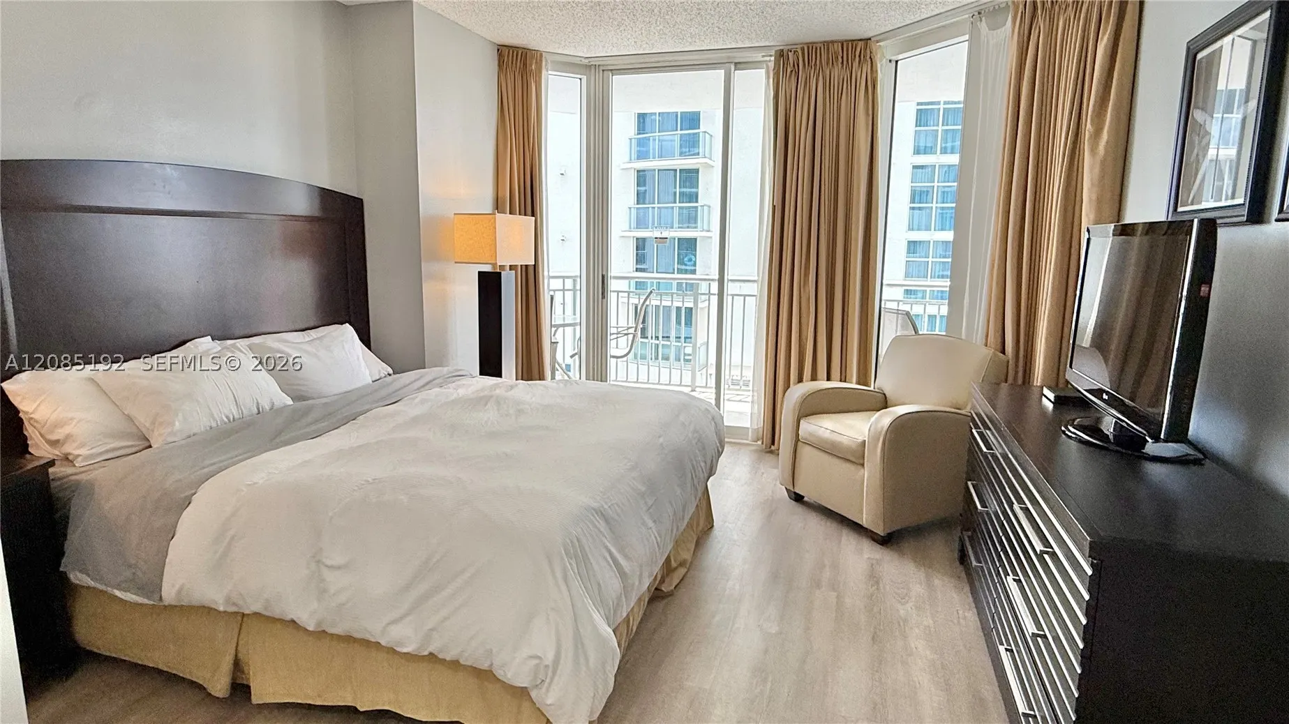 17375 Collins Ave #804