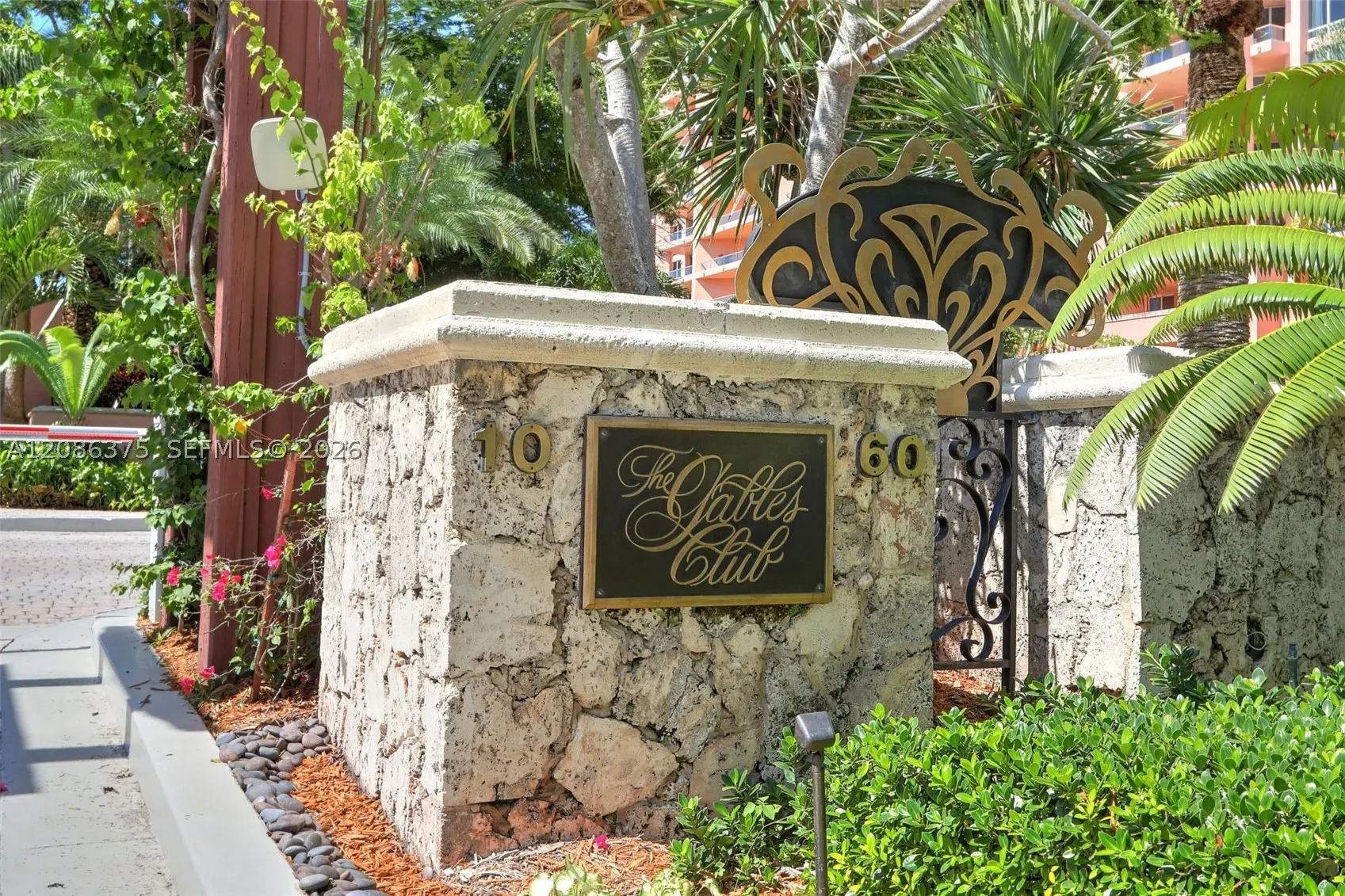 60 Edgewater Dr #9D